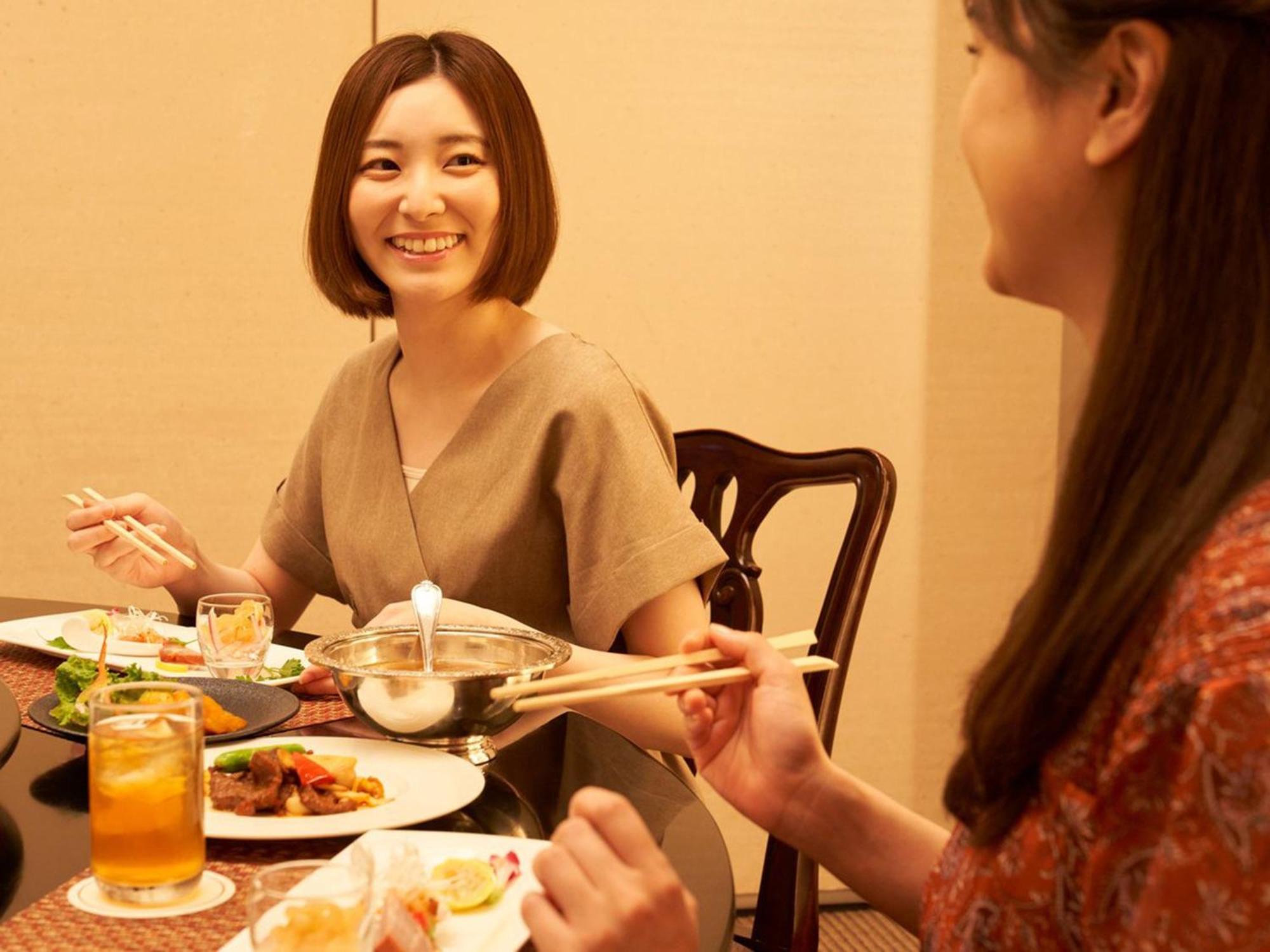 Sapporo Prince Hotel Extérieur photo Japanese women eating with chopsticks