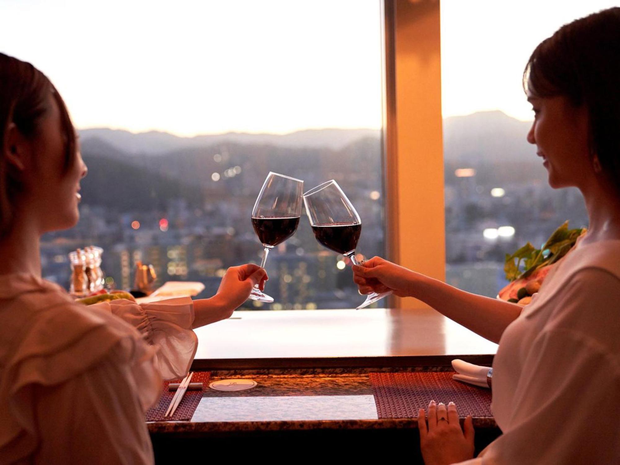 Sapporo Prince Hotel Extérieur photo A toast with wine