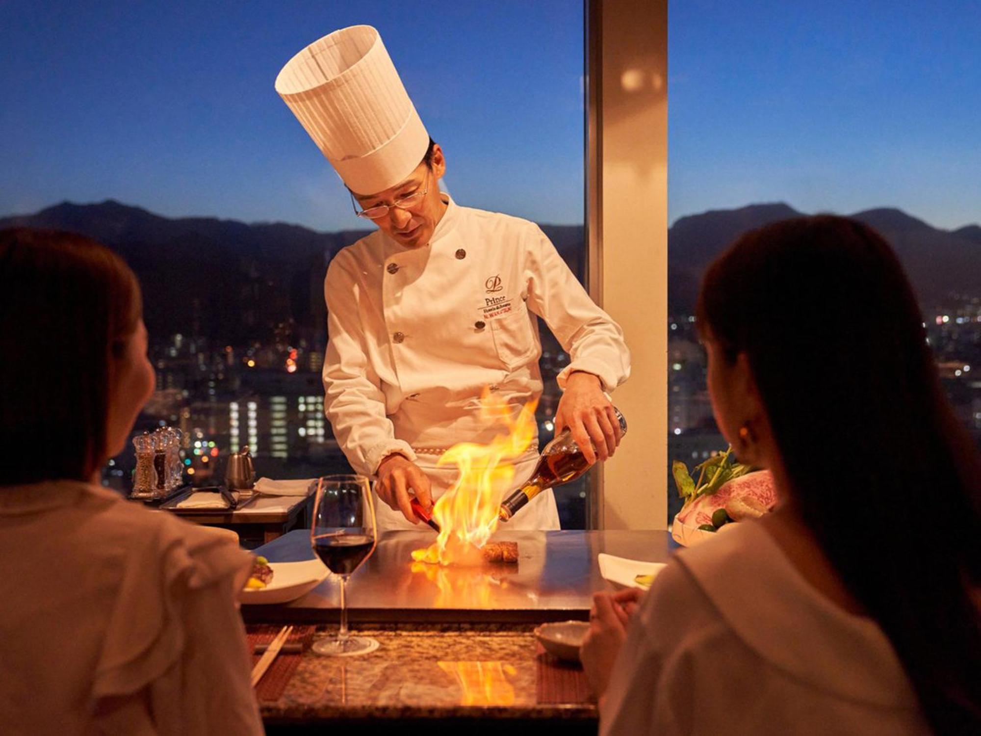 Sapporo Prince Hotel Extérieur photo A chef cooking at the restaurant