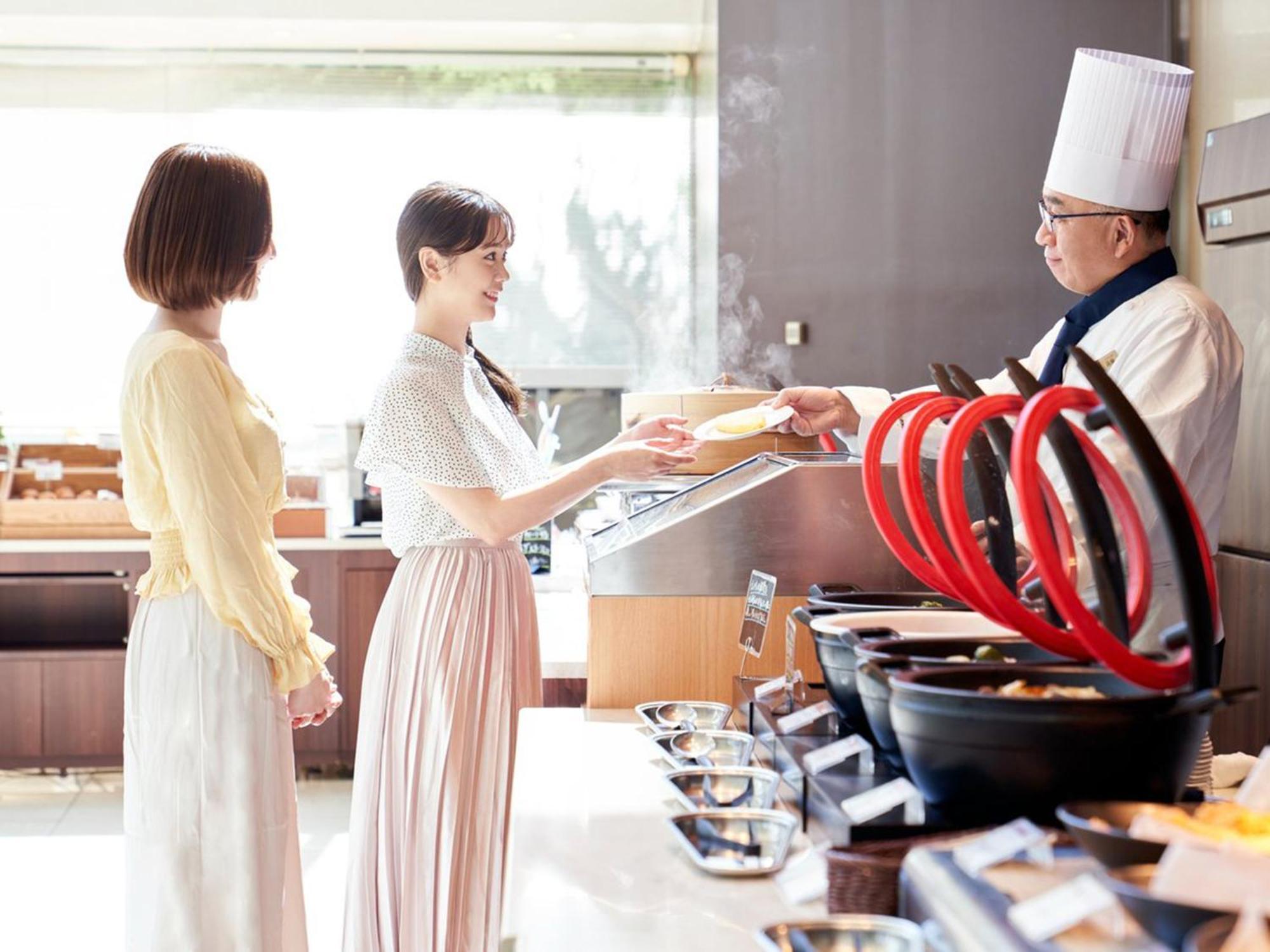 Sapporo Prince Hotel Extérieur photo A chef serving food to guests